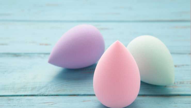 La mini lavatrice che lava la beauty blender: ecco dove trovarla e quanto  costa 