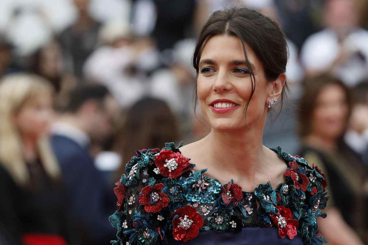 charlotte casiraghi look minigonna