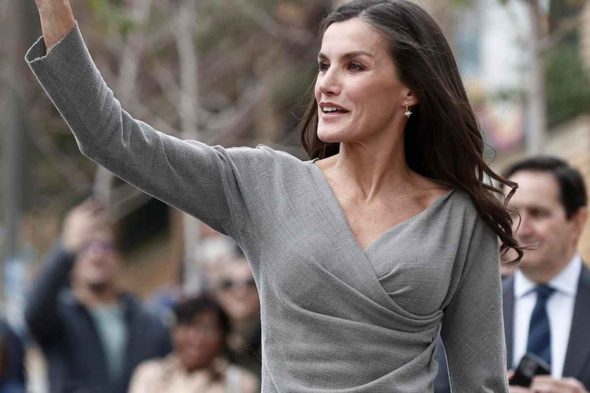 Letizia spagna abito grigio