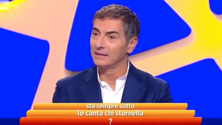 Marco Liorni canta 'La Sora Assunta' poi si censura: "Incredibile"